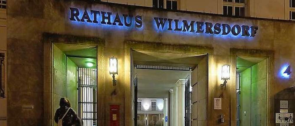 Bitte woanders Rat suchen. Seit dem 19. Dezember 2014 ist das Rathaus Wilmersdorf am Fehrbelliner Platz kein Sitz der Bezirksverwaltung mehr.
