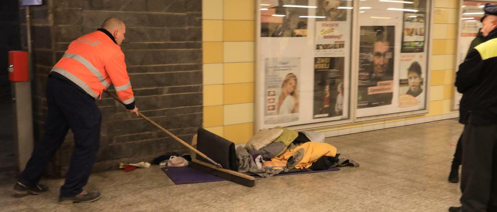 Räumung auf dem oberen Bahnsteig im U-Bahnhof Lichtenberg: Obdachlose dürfen sich dort tagsüber nicht mehr aufhalten.