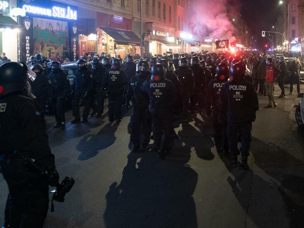 Polizeibeamte begleiten am Kottbusser Tor den Protest gegen die Räumung. Bei der Demo kam es am Freitagabend zu Ausschreitungen.