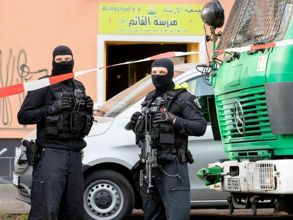 Razzia nach Hisbollah-Verbot: Zwei Polizisten stehen am Donnerstag vor der Al-Irschad-Moschee in Neukölln.