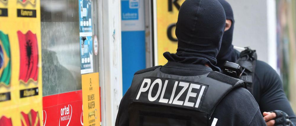 Vermummte Einsatzkräfte durchsuchten am Mittwochmorgen einen Kiosk im Stadtteil Neukölln. 