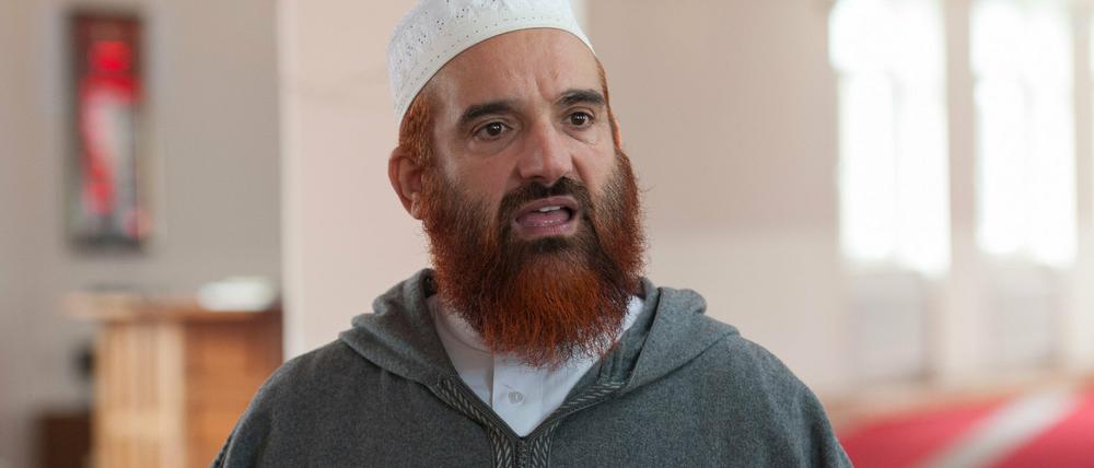 Abdelkader Daoud spricht als Imam der Islamischen Gemeinschaft Ibrahim-Al-Khalil-Moschee im Gebetsraum mit Journalisten.