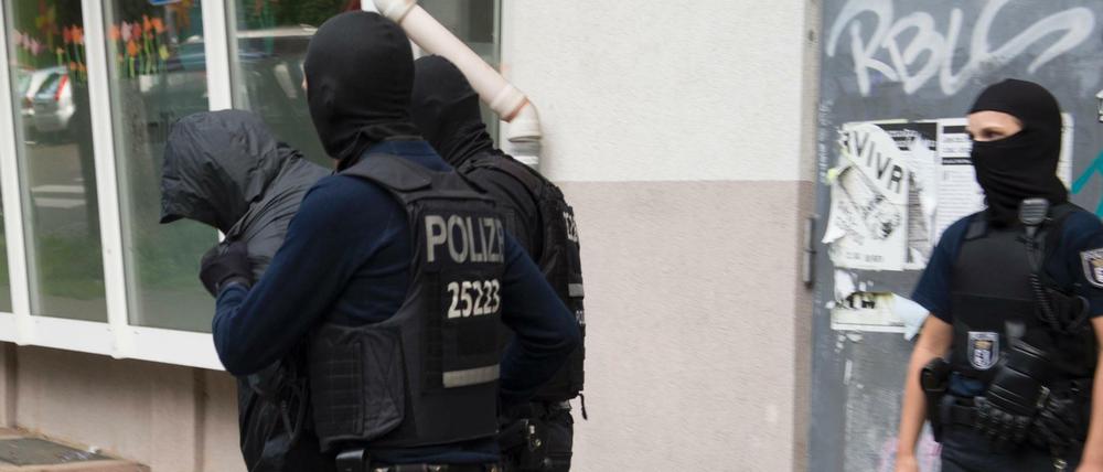 Polizeibeamte in Berlin einen Mann ab.