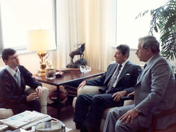 Ilja Zaslawski mit Ronald Reagan, Washington DC 1990. Zum offiziellen Fototermin band sich der frühere US-Präsident dann doch eine Krawatte um.