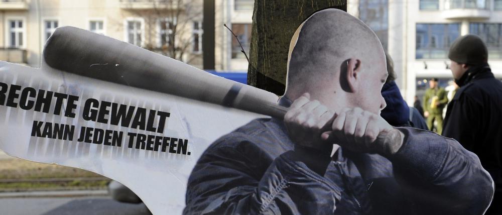 "Rechte Gewalt kann jeden treffen" steht in Berlin auf einem Aufsteller geschrieben. 
