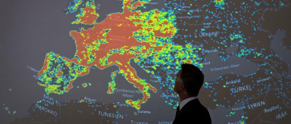Die Vermessung der Sicherheit. Im hessischen Justizministerium werden sogenannte Bot-Netzwerke in Europa visualisiert, über die kriminelle Aktivitäten im Internet ausgeführt werden können.