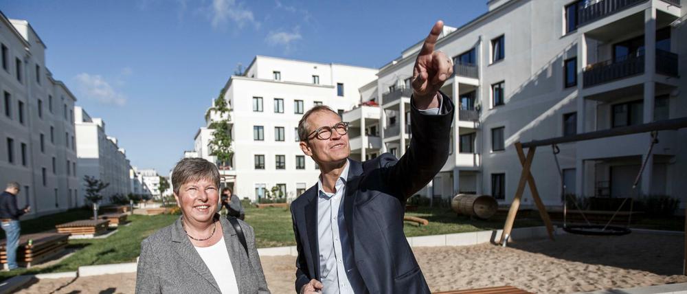 Berlins Regierender Michael Müller (SPD) und Stadtentwicklungssenatorin Katrin Lompscher (Die Linke) bei dem Besuch eines degewo-Wohnparks. 