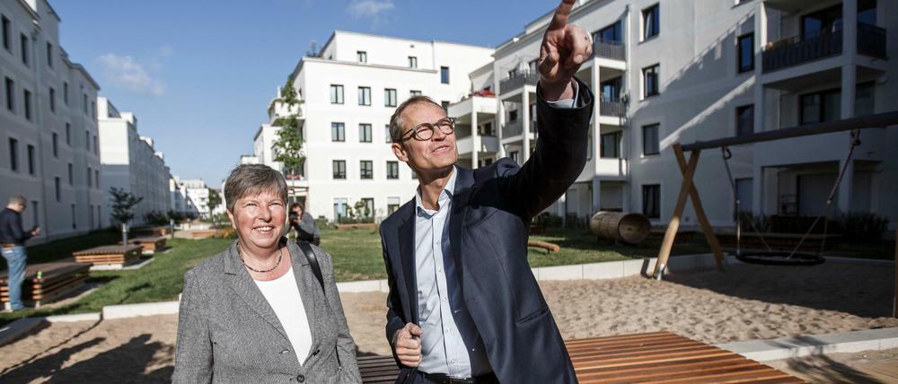 Der Regierende Bürgermeister Michael Müller (SPD) gestikuliert neben Senatorin Katrin Lompscher (Die Linke) bei einem Besuch in einem Wohnpark der Wohnungsunternehmen WBM und degewo.