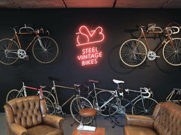 An der Wand und auf dem Boden: Rennräder im Laden.