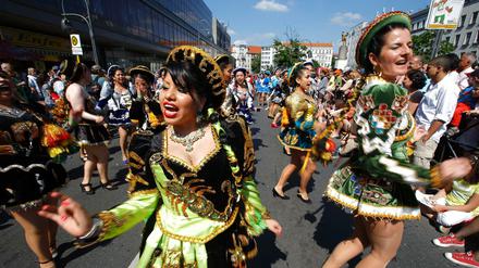 Der Karneval der Kulturen treibt jedes Jahr Feierlustige auf die Straßen.