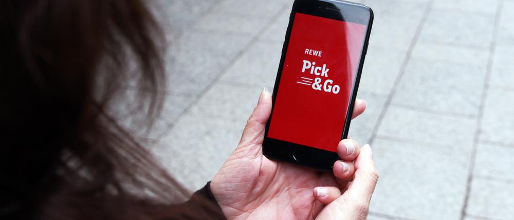 Die App von Rewe Pick and Go rechnet den Einkauf im speziellen Markt automatisch ab – ganz ohne Kasse.