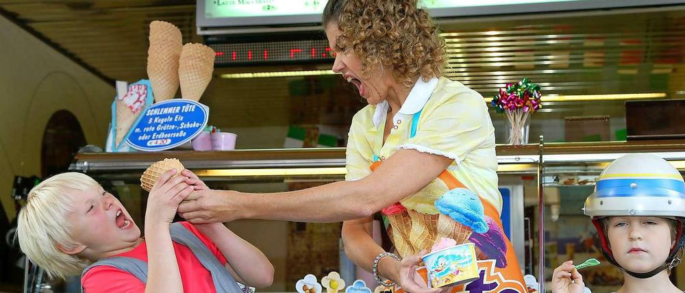 Eisig. Anke Engelke drehte am Dienstag in der „Eis-Boutique“ in Friedenau. Sie spielt in der Verfilmung des Kinderbuches „Rico, Oscar und die Tieferschatten“ die böse Eisverkäuferin. Der Film kommt im Juni 2014 in die Kinos.