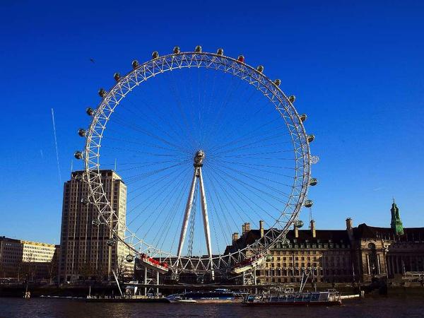London, Göteborg und Wien: Das London Eye an der Themse ist nicht nur Touristenattraktion und Filmkulisse, sondern auch Wahrzeichen der britischen Haupt- und Thronstadt.