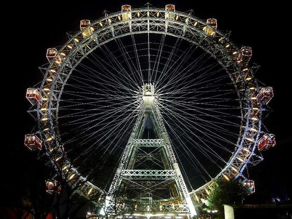 Das Riesenrad am Prater in Wien, hell erleuchtet vor dem Nachthimmel.