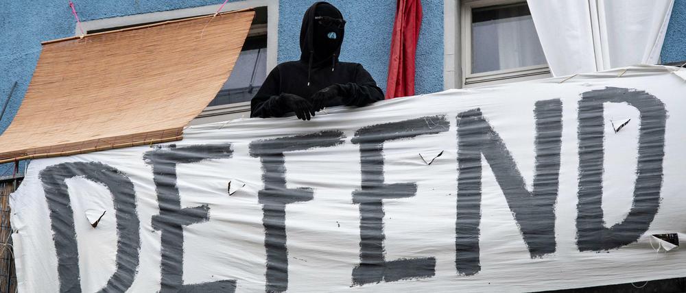 Die Bewohner der „Rigaer 94“ in Friedrichshain gefallen sich in der Pose der linksextremistischen Großstadtguerilla und terrorisieren nicht nur die Nachbarschaft.