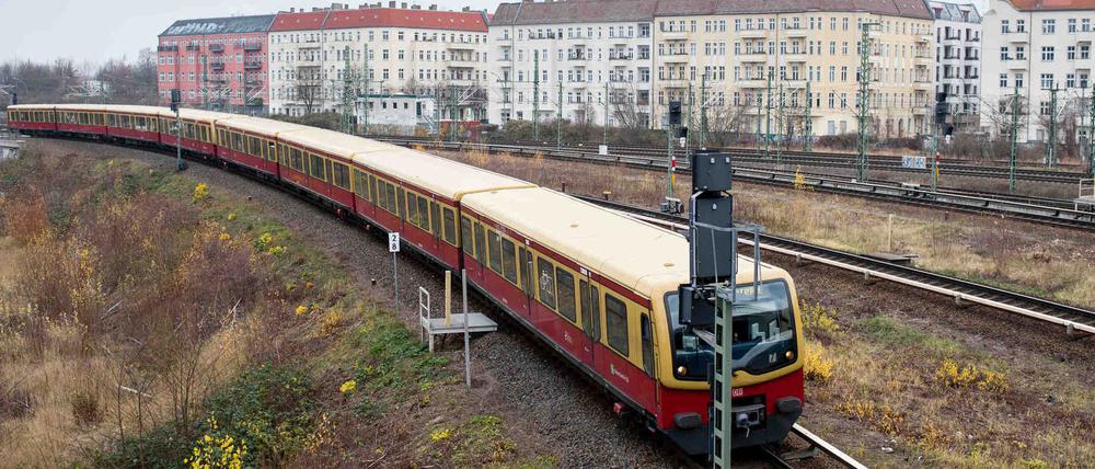 Auf dem Ring fahren auch weiter Züge der S-Bahn.