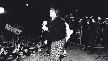 Mick Jagger vorn, dahinter die Polizei. 