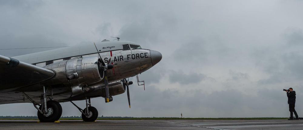Eine historische Douglas DC-3 auch bekannt als "Rosinenbomber" steht nach ihrer Landung auf dem Gelände des Fliegerhorstes Faßberg.