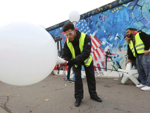 Natürlich mit Schutzbrille. Die vielen Helfer tauschten mehr als 6000 Ballons aus am Vormittag.