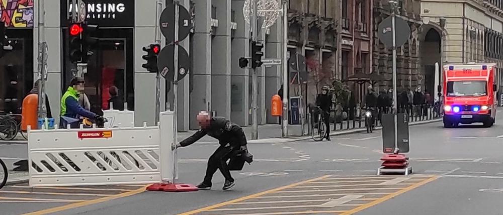 Ein Mann blockierte am Dienstag die Friedrichstraße trotz Rettungswagen.