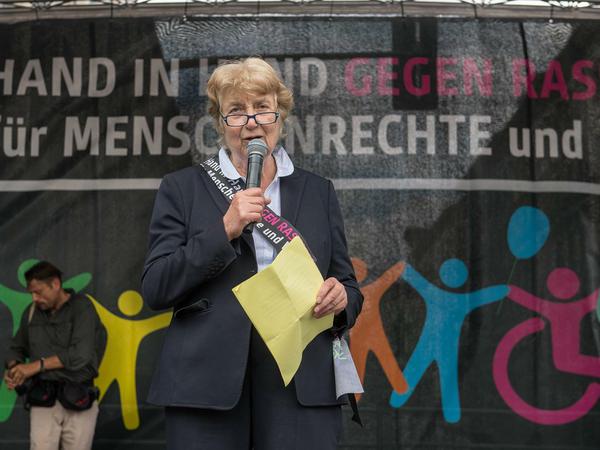Barbara John spricht im Juni 2016 in Berlin zum Auftakt von bundesweiten Protestdemonstrationen gegen Rassismus. 