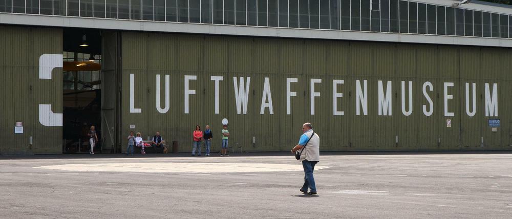 Hangar 3 des Militär-Historischen Museums (jetzt wieder Luftwaffenmuseum) auf dem Flugplatz in Berlin-Gatow. Bild von 2013.