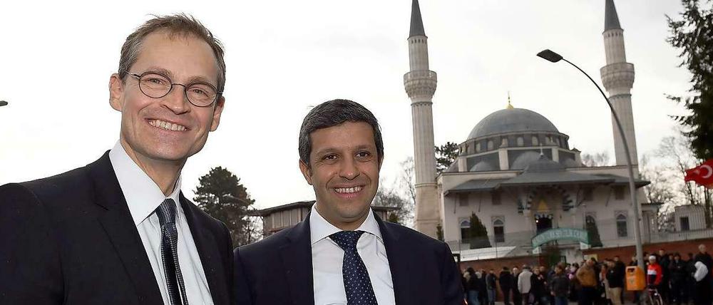 Der Regierende Bürgermeister Michael Müller mit SPD-Fraktionschef Raed Saleh beim Besuch der Sehitlik-Moschee am Tempelhofer Feld.