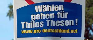 Auf Plakaten in der Berliner Innenstadt: Unter einer durchgestrichenen Moschee der Spruch „Wählen gehen für Thilos Thesen!“.