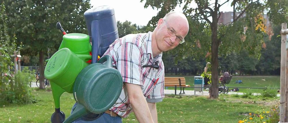Eckart Müller, 47, Lehrer und Baumvater pflanzt, gießt und sät seit drei Jahren im Görlitzer Park.