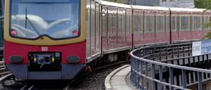 Ein künftiger Betreiber soll verpflichtet werden, den Betrieb der Berliner S-Bahn zunächst für 15 Jahre mit eigenen Fahrzeugen zu übernehmen. Die S-Bahn wehrt sich dagegen.