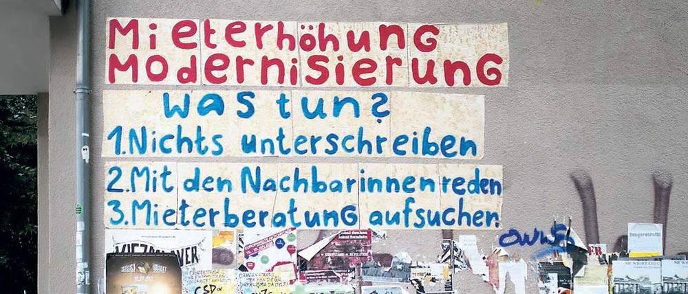 Ratgeber gegen Verdrängung an einer Hauswand im Neuköllner Schillerkiez.