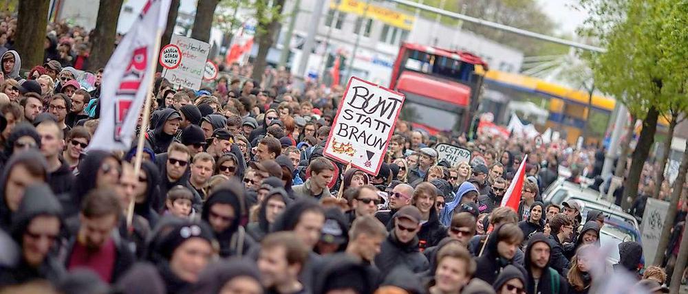 Mit Plakaten wie "Bunt statt Braun" wird am Vorabend des ersten Mais gegen die Neonazis demonstriert, die am 1. Mai durch Schöneweide ziehen wollen. 