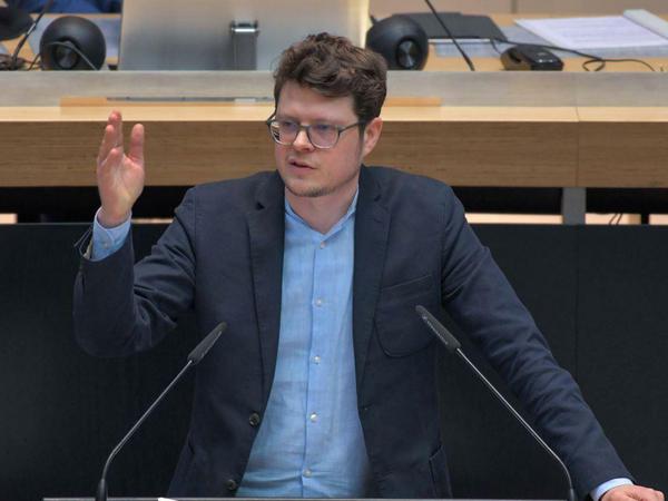 Niklas Schrader kritisiert CDU und FDP dafür, dass sie mit der AfD im Abgeordnetenhaus zusammenarbeiten.