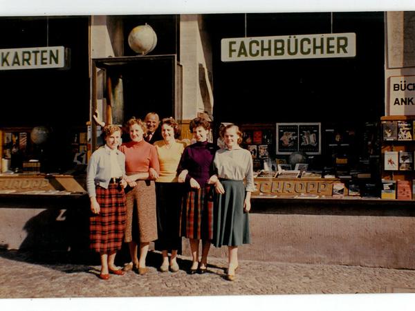 Das Bild zeigt mutmaßlich den Reisebuchladen in der Potsdamer Straße.
