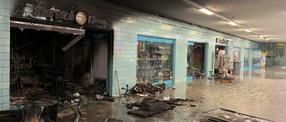 Ein Schuhgeschäft auf der Zwischenebene des U-Bahnhofs Alexanderplatz brannte am Dienstagnachmittag komplett aus. 