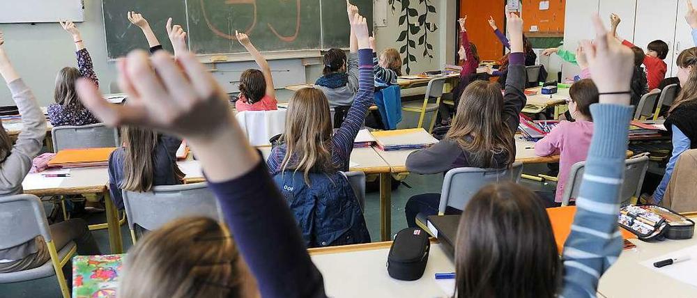 An einem Berliner Gymnasium klagen drei Schüler, weil sie wegen schlechter Noten die Probezeit nicht bestanden haben.
