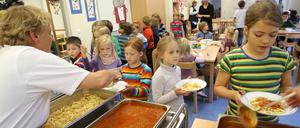 Die ergänzte Verordnung sieht vor, dass Kinder von den Mahlzeiten ausgeschlossen werden können, wenn sie ihr bestelltes Essen immer wieder nicht abholen.