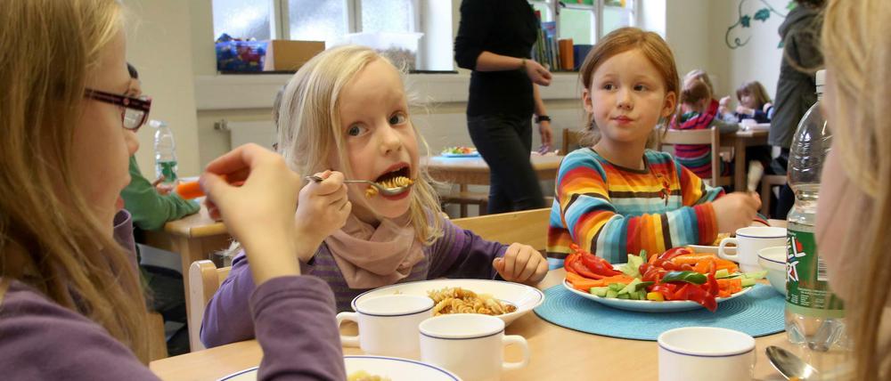 An den meisten Grundschulen klappt es mit dem Mittagessen. An den Oberschulen gibt es aber Probleme.