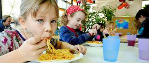 Schmeckt’s? Seit Montag versorgen neue Caterer Berlins Schulen mit Essen – und Nudeln kann man ja bekanntlich gar nicht oft genug auftischen