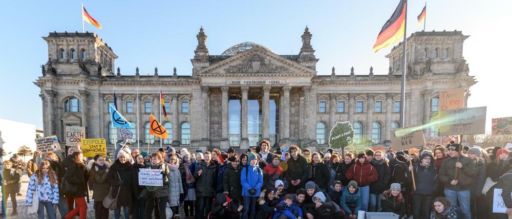 Mehrere hunderte Schüler demonstrierten am 18.01.2019 für das Klima vor dem Bundestag in Berlin. 