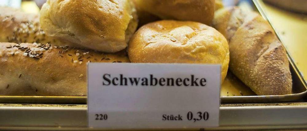 "Schwabenecken" liegen in der Auslage einer schwäbischen Bäckerei in Prenzlauer Berg. 