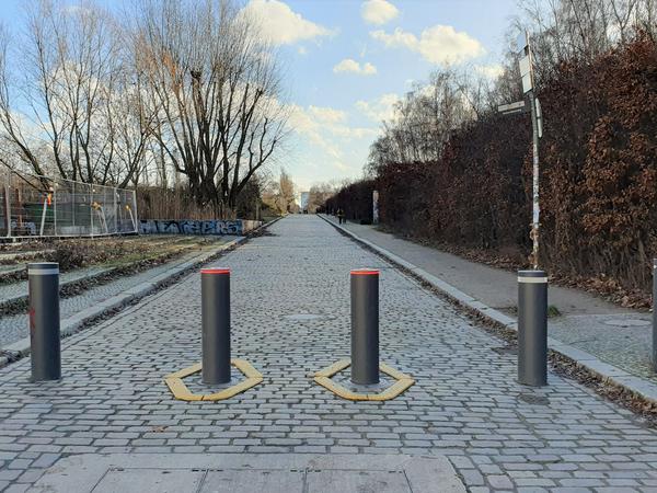 Poller und Kopfsteinpflaster: So sieht der Mauerweg am Mauerpark aus. 