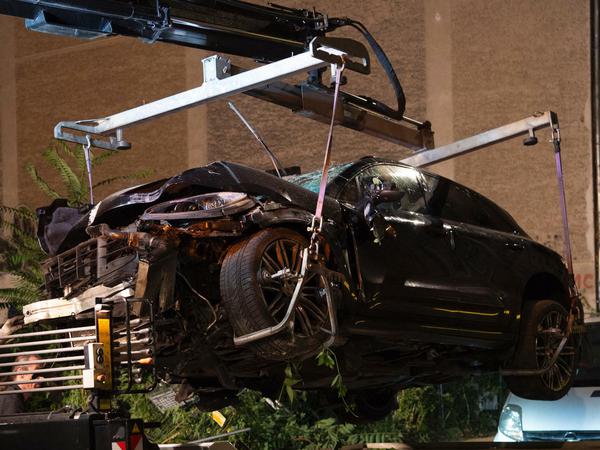 Schwerer Unfall an der Invalidenstraße in Berlin: Der zerstörte SUV auf einem Abschleppwagen 