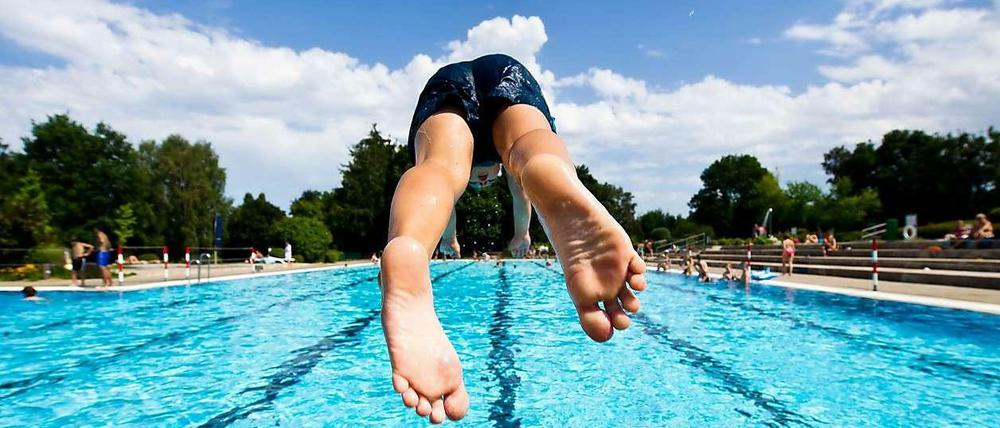 Mit Köpfer ins Wasser und dann eine Bahn schwimmen. Viele Grundschüler in Berlin können das trotz Schwimmunterrichts nicht.