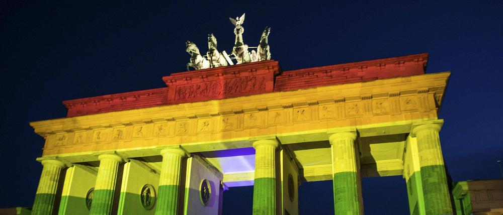 Bereits 2016 wurde zum Gedenken der Opfer des Anschlags auf den LGBT-Club Pulse in Orlando das Brandenburger Tor in Regenbogenfarben angestrahlt. 