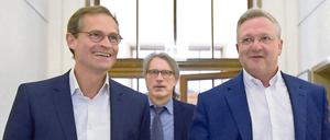 Berlins Regierender Bürgermeister Michael Müller (l, SPD), Innensenator Frank Henkel (r, CDU) und Finanzsenator Matthias Kollatz-Ahnen (SPD) kommen zur Pressekonferenz auf der sie den haushalötentwurf vorstellen. 