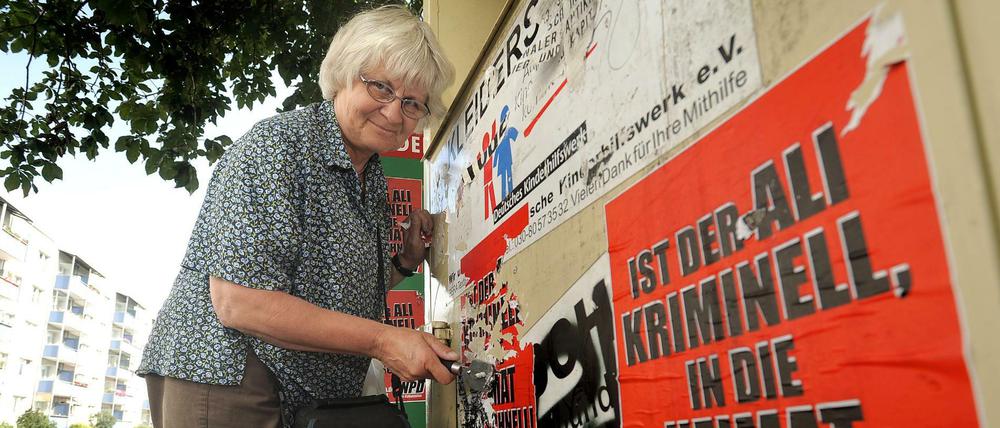Irmela Mensah-Schramm aus Zehlendorf entfernt seit 30 Jahren Nazi-Schmierereien. Hier in Berlin Schöneweide.