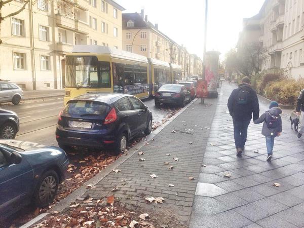So sieht es derzeit aus in der Siegfriedstraße in Lichtenberg. Radfahrer wagen es kaum, zwischen Tram und parkenden Autos zu fahren - das ist gefährlich für alle Beteiligten. 