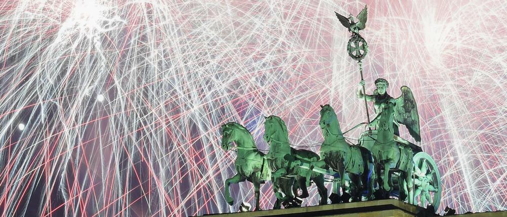 Mit einem Feuerwerk wird in Berlin das neue Jahr am Brandenburger Tor begrüßt