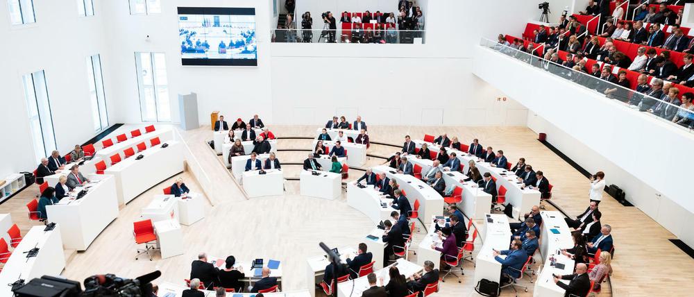 Die Abgeordneten aller gewählten Parteien sitzen während der konstituierenden Sitzung des Brandenburger Landtages im Plenarsaal.